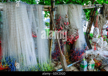 Hängende Fischernetze und Fischen in der Nähe von Strand, Thailand Stockfoto