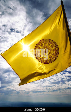 Das dharmachakra Flagge, ein Symbol des Buddhismus, im Tempel in Thailand Stockfoto