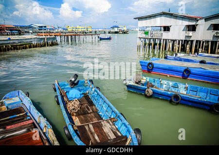 Blick auf die Boote, gestelzte Häuser und den Seehafen von Jetty kauen, einem der Clan Stege im historischen Georgetown, Penang, Malaysia Stockfoto