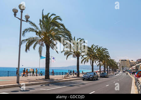 Menschen gehen auf der Promenade des Anglais in Nizza, Côte d ' Azur, Frankreich Stockfoto