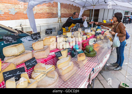 GRENOBLE, Frankreich - 19. Juni 2016: Französischer Käse Verkaufsstand auf dem Sonntagsmarkt in der Stadt Grenoble, Frankreich Stockfoto