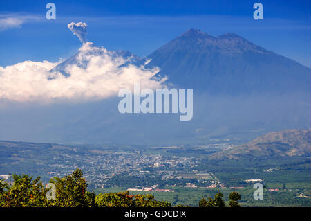 Aktive Fuego Vulkan ausbricht neben Doppel-ridged Acatenango Vulkan in der Nähe von Antigua, Guatemala, Mittelamerika Stockfoto