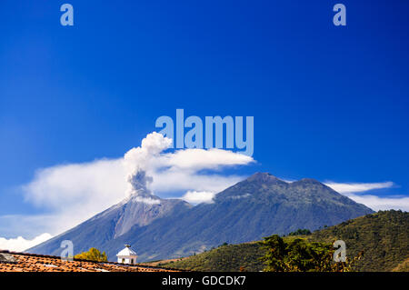 Aktiven fuego Vulkan ausbricht Neben Doppel - gezahnte acatenango Vulkan in der Nähe von Antigua, Guatemala, Mittelamerika Stockfoto