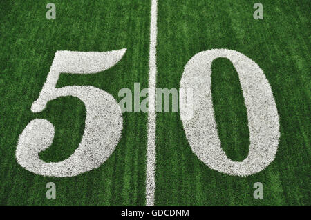 Blick von oberhalb der 50-Yard-Linie auf amerikanischen Fußballplatz mit Kunstrasen Stockfoto