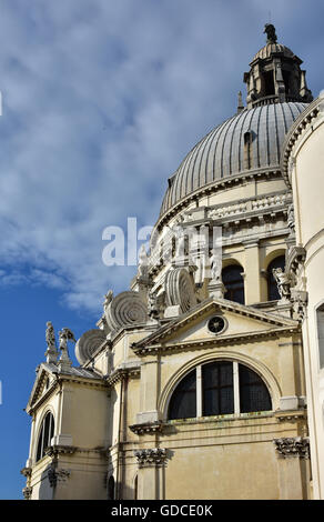 St Mary der Gesundheit Seitenansicht mit bewölktem Himmel bei Sonnenuntergang in Venedig Stockfoto