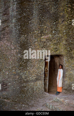 Orthodoxe christliche Pilger an einem Felsen gehauene Kirche, Laibela, Äthiopien Stockfoto
