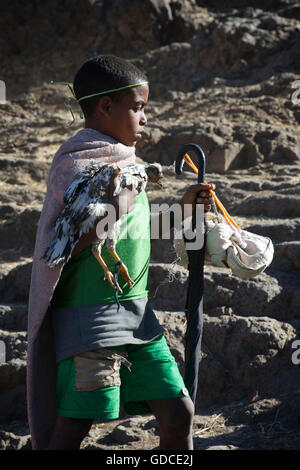 Äthiopische junge mit einem Huhn. Markttag in Lalibela. Äthiopien Stockfoto