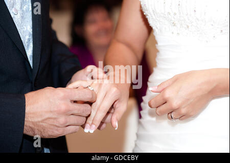 Hochzeit, den Ring aufsetzen Stockfoto