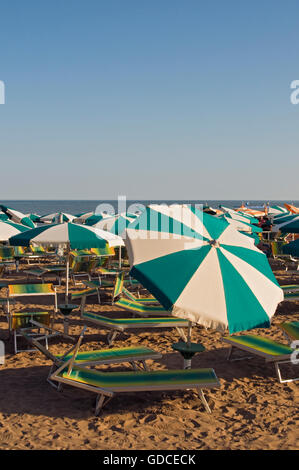 Strand Sonnenschirme und leer, Spiaggia di Ponente, Caorle, Venetien, Italien, Europa Stockfoto