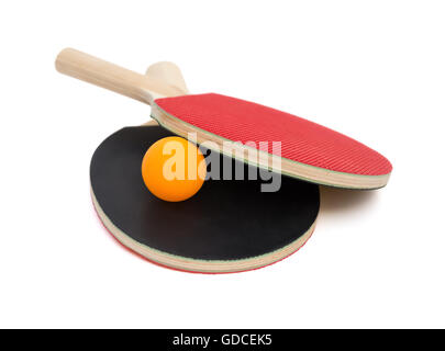 zwei Pingpong-Schläger und einen Ball auf weiß mit Beschneidungspfad Stockfoto