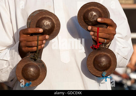 Musiker spielt Becken, Djemaa el Fna entfernt, Marrakesch, Marokko, Afrika Stockfoto