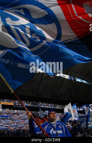 Schalke-Flag-waver vor dem Fanblock, deutschen Fußball-Bundesliga, Saison 2010 / 2011, 6. Runde, FC Schalke 04 - Borussia Stockfoto