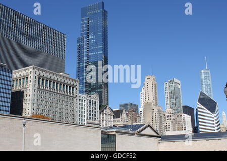 Skyline von Chicago hinter dem Art Institute of Chicago. Stockfoto