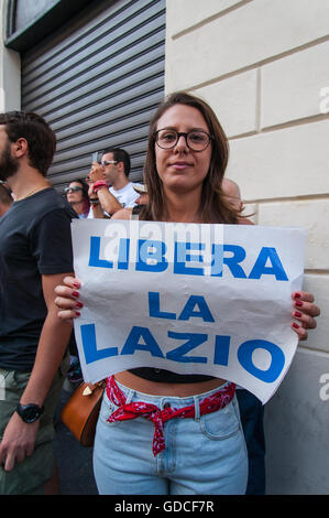 Rom, Italien. 14. Juli 2016. Mehr als tausend Fans von Lazio-Fußball-Nationalmannschaft am Piazza dei Santi Apostoli in Rom gegen Präsident Claudio Lotito, Parolen schreien protestiert: 'Lotito liefern uns', "Lotito geh weg". © Leo Claudio De Petris/Pacific Press/Alamy Live-Nachrichten Stockfoto