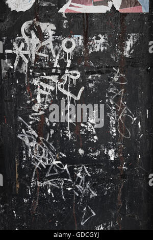 Graffiti auf einem grob strukturierten Stadt Wand Hintergrund Stockfoto