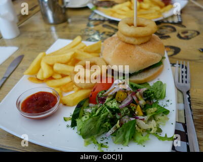 Ein Schuss von einem leckeren Beef-Burger in einem Restaurant. Stockfoto