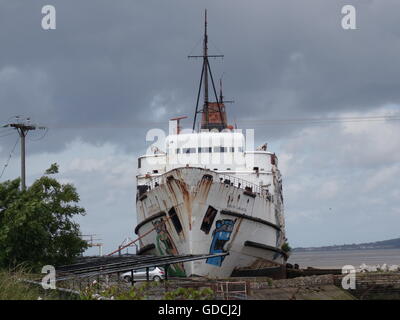 Ein altes Schiff, die Links zu den Elementen in Graffiti bedeckt Stockfoto