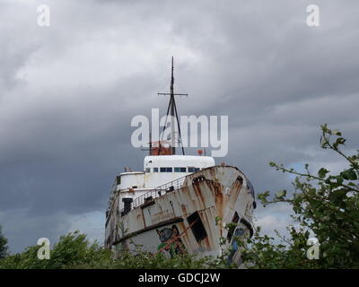 Ein altes Schiff, die Links zu den Elementen in Graffiti bedeckt Stockfoto