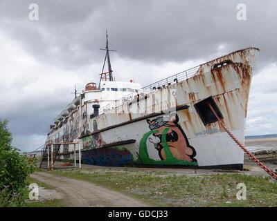 Ein altes Schiff, die Links zu den Elementen in Graffiti bedeckt Stockfoto