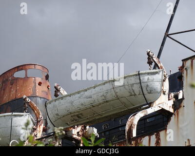 Ein altes Schiff, die Links zu den Elementen in Graffiti bedeckt Stockfoto