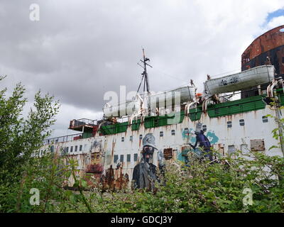 Ein altes Schiff, die Links zu den Elementen in Graffiti bedeckt Stockfoto