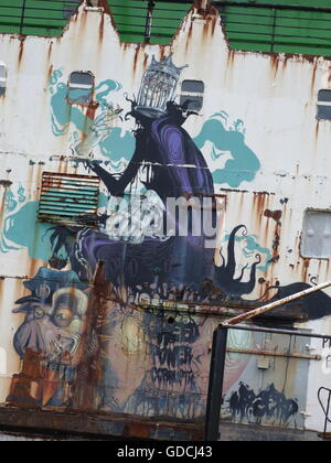 Ein altes Schiff, die Links zu den Elementen in Graffiti bedeckt Stockfoto