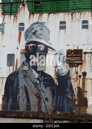 Ein altes Schiff, die Links zu den Elementen in Graffiti bedeckt Stockfoto