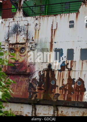 Ein altes Schiff, die Links zu den Elementen in Graffiti bedeckt Stockfoto