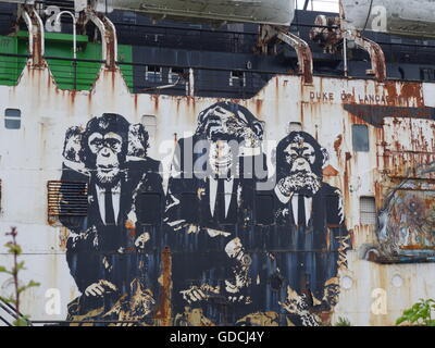Ein altes Schiff, die Links zu den Elementen in Graffiti bedeckt Stockfoto