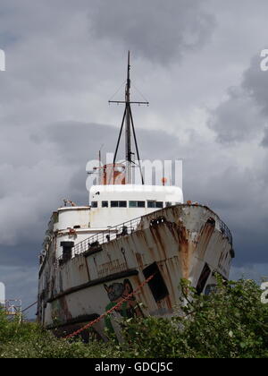 Ein altes Schiff, die Links zu den Elementen in Graffiti bedeckt Stockfoto
