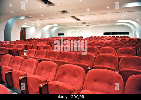 Leeren roten Sitzreihen für die Zuschauer in einem Auditorium, Kino oder Unterhaltung Veranstaltungsort gesehen schließen sich Stockfoto