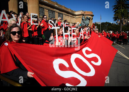Sydney, Australien. 15. Juli 2016. Hunderte von Schülern und Lehrern aus dem Sydney College of the Arts protestierten außerhalb Art Gallery of New South Wales an der Spitze bis auf die Ankündigung von Archibald Prize am 15. Juli. Die Gruppe versammelt sich auf der Galerie-Treppe zum protest gegen eine erzwungene Fusion mit der University of New South Wales School of Art and Design, für Anfang nächsten Jahres geplant. Bildnachweis: Hugh Peterswald/Pacific Press/Alamy Live-Nachrichten Stockfoto