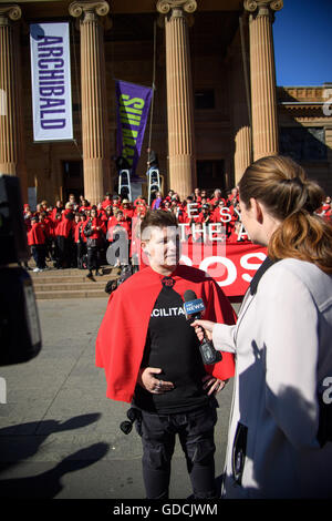 Sydney, Australien. 15. Juli 2016. Hunderte von Schülern und Lehrern aus dem Sydney College of the Arts protestierten außerhalb Art Gallery of New South Wales an der Spitze bis auf die Ankündigung von Archibald Prize am 15. Juli. Die Gruppe versammelt sich auf der Galerie-Treppe zum protest gegen eine erzwungene Fusion mit der University of New South Wales School of Art and Design, für Anfang nächsten Jahres geplant. Bildnachweis: Hugh Peterswald/Pacific Press/Alamy Live-Nachrichten Stockfoto