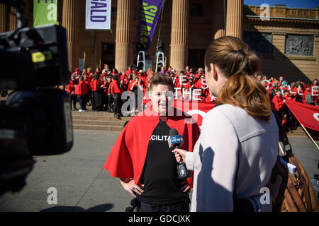 Sydney, Australien. 15. Juli 2016. Hunderte von Schülern und Lehrern aus dem Sydney College of the Arts protestierten außerhalb Art Gallery of New South Wales an der Spitze bis auf die Ankündigung von Archibald Prize am 15. Juli. Die Gruppe versammelt sich auf der Galerie-Treppe zum protest gegen eine erzwungene Fusion mit der University of New South Wales School of Art and Design, für Anfang nächsten Jahres geplant. Bildnachweis: Hugh Peterswald/Pacific Press/Alamy Live-Nachrichten Stockfoto