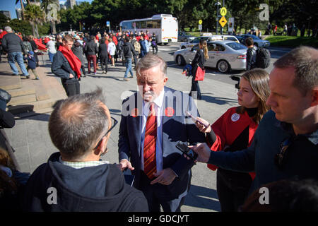 Sydney, Australien. 15. Juli 2016. Hunderte von Schülern und Lehrern aus dem Sydney College of the Arts protestierten außerhalb Art Gallery of New South Wales an der Spitze bis auf die Ankündigung von Archibald Prize am 15. Juli. Die Gruppe versammelt sich auf der Galerie-Treppe zum protest gegen eine erzwungene Fusion mit der University of New South Wales School of Art and Design, für Anfang nächsten Jahres geplant. Bildnachweis: Hugh Peterswald/Pacific Press/Alamy Live-Nachrichten Stockfoto