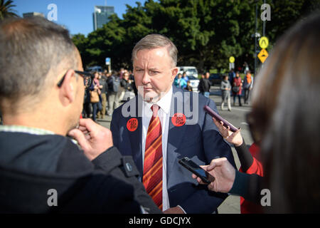 Sydney, Australien. 15. Juli 2016. Hunderte von Schülern und Lehrern aus dem Sydney College of the Arts protestierten außerhalb Art Gallery of New South Wales an der Spitze bis auf die Ankündigung von Archibald Prize am 15. Juli. Die Gruppe versammelt sich auf der Galerie-Treppe zum protest gegen eine erzwungene Fusion mit der University of New South Wales School of Art and Design, für Anfang nächsten Jahres geplant. Bildnachweis: Hugh Peterswald/Pacific Press/Alamy Live-Nachrichten Stockfoto