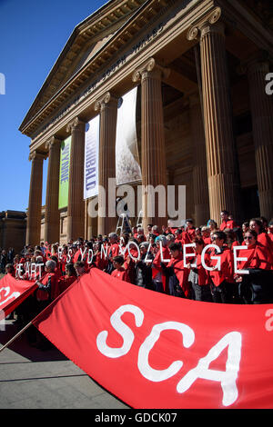 Sydney, Australien. 15. Juli 2016. Hunderte von Schülern und Lehrern aus dem Sydney College of the Arts protestierten außerhalb Art Gallery of New South Wales an der Spitze bis auf die Ankündigung von Archibald Prize am 15. Juli. Die Gruppe versammelt sich auf der Galerie-Treppe zum protest gegen eine erzwungene Fusion mit der University of New South Wales School of Art and Design, für Anfang nächsten Jahres geplant. Bildnachweis: Hugh Peterswald/Pacific Press/Alamy Live-Nachrichten Stockfoto