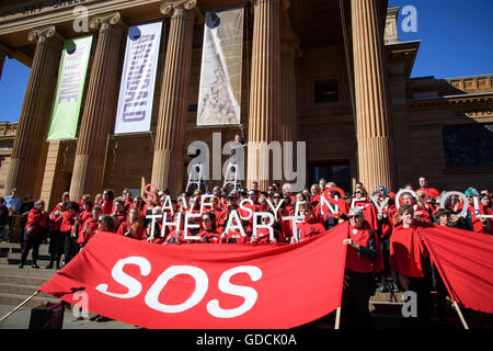 Sydney, Australien. 15. Juli 2016. Hunderte von Schülern und Lehrern aus dem Sydney College of the Arts protestierten außerhalb Art Gallery of New South Wales an der Spitze bis auf die Ankündigung von Archibald Prize am 15. Juli. Die Gruppe versammelt sich auf der Galerie-Treppe zum protest gegen eine erzwungene Fusion mit der University of New South Wales School of Art and Design, für Anfang nächsten Jahres geplant. Bildnachweis: Hugh Peterswald/Pacific Press/Alamy Live-Nachrichten Stockfoto