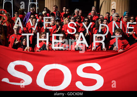 Sydney, Australien. 15. Juli 2016. Hunderte von Schülern und Lehrern aus dem Sydney College of the Arts protestierten außerhalb Art Gallery of New South Wales an der Spitze bis auf die Ankündigung von Archibald Prize am 15. Juli. Die Gruppe versammelt sich auf der Galerie-Treppe zum protest gegen eine erzwungene Fusion mit der University of New South Wales School of Art and Design, für Anfang nächsten Jahres geplant. Bildnachweis: Hugh Peterswald/Pacific Press/Alamy Live-Nachrichten Stockfoto