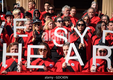 Sydney, Australien. 15. Juli 2016. Hunderte von Schülern und Lehrern aus dem Sydney College of the Arts protestierten außerhalb Art Gallery of New South Wales an der Spitze bis auf die Ankündigung von Archibald Prize am 15. Juli. Die Gruppe versammelt sich auf der Galerie-Treppe zum protest gegen eine erzwungene Fusion mit der University of New South Wales School of Art and Design, für Anfang nächsten Jahres geplant. Bildnachweis: Hugh Peterswald/Pacific Press/Alamy Live-Nachrichten Stockfoto