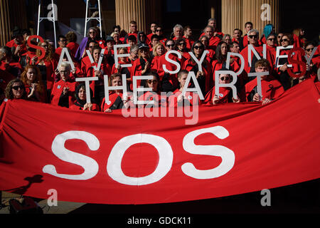 Sydney, Australien. 15. Juli 2016. Hunderte von Schülern und Lehrern aus dem Sydney College of the Arts protestierten außerhalb Art Gallery of New South Wales an der Spitze bis auf die Ankündigung von Archibald Prize am 15. Juli. Die Gruppe versammelt sich auf der Galerie-Treppe zum protest gegen eine erzwungene Fusion mit der University of New South Wales School of Art and Design, für Anfang nächsten Jahres geplant. Bildnachweis: Hugh Peterswald/Pacific Press/Alamy Live-Nachrichten Stockfoto