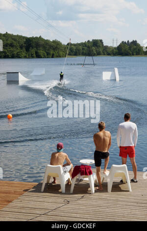 VILNIUS, Litauen - 15. Juni 2016: Sport Training von Wasser Slalomists auf dem See Vilnoja (Wellen) in der Nähe von Park Formen von Stein Stockfoto