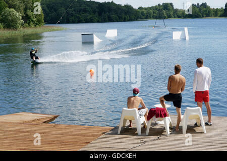 VILNIUS, Litauen - 15. Juni 2016: Sport Training von Wasser Slalomists auf dem See Vilnoja (Wellen) in der Nähe von Park Formen von Stein Stockfoto