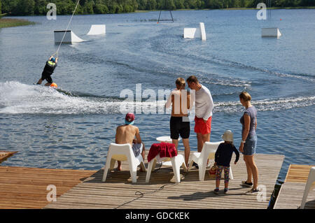 VILNIUS, Litauen - 15. Juni 2016: Sport Training von Wasser Slalomists auf dem See Vilnoja (Wellen) in der Nähe von Park Formen von Stein Stockfoto