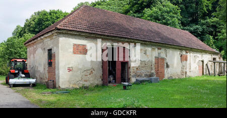 VILNIUS, Litauen - 17. Juni 2016: Wirtschaftliche Schuppen und Garage für einen Traktor im Botanischen Garten der Universität Vilnius. Bei Stockfoto