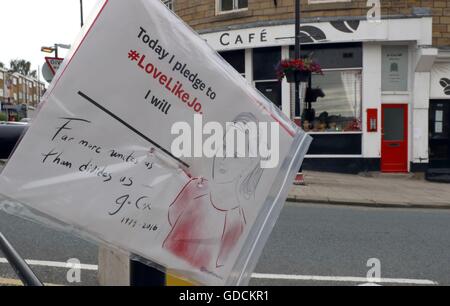 Ein Plakat außerhalb des Büros Wahlkreis für Labour MP Jo Cox in Batley, West Yorkshire, vor ihrer Beerdigung später. Stockfoto