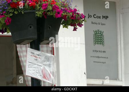 Ein Plakat außerhalb des Büros Wahlkreis für Labour MP Jo Cox in Batley, West Yorkshire, vor ihrer Beerdigung später. Stockfoto