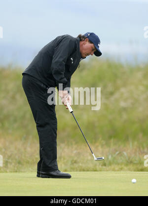 USAS Phil Mickelson putts auf dem ersten grün tagsüber zwei The Open Championship 2016 im Royal Troon Golf Club, South Ayrshire. Stockfoto