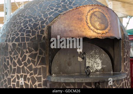 sphärische Holzofen mit Kupfer-Schild Stockfoto