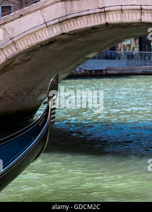 Alte Marmor Brücke und Nahaufnahme von Gondeln Eisen Bug in Venedig Stockfoto